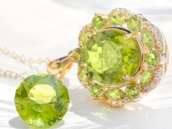 cut peridot gemstone and green peridot necklace set in gold