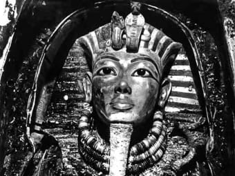 King Tutankhamun’s golden death mask is decorated with lapis lazuli
eyebrows and eye-surrounds.