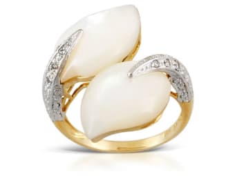 modern mother of pearl ring set in yellow gold 