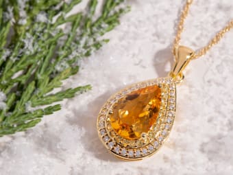 pear cut citrine pendant set in yellow gold 
