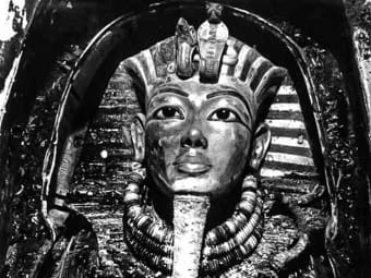 King Tutankhamun’s golden death mask is decorated with lapis lazuli eyebrows and eye-surrounds. 